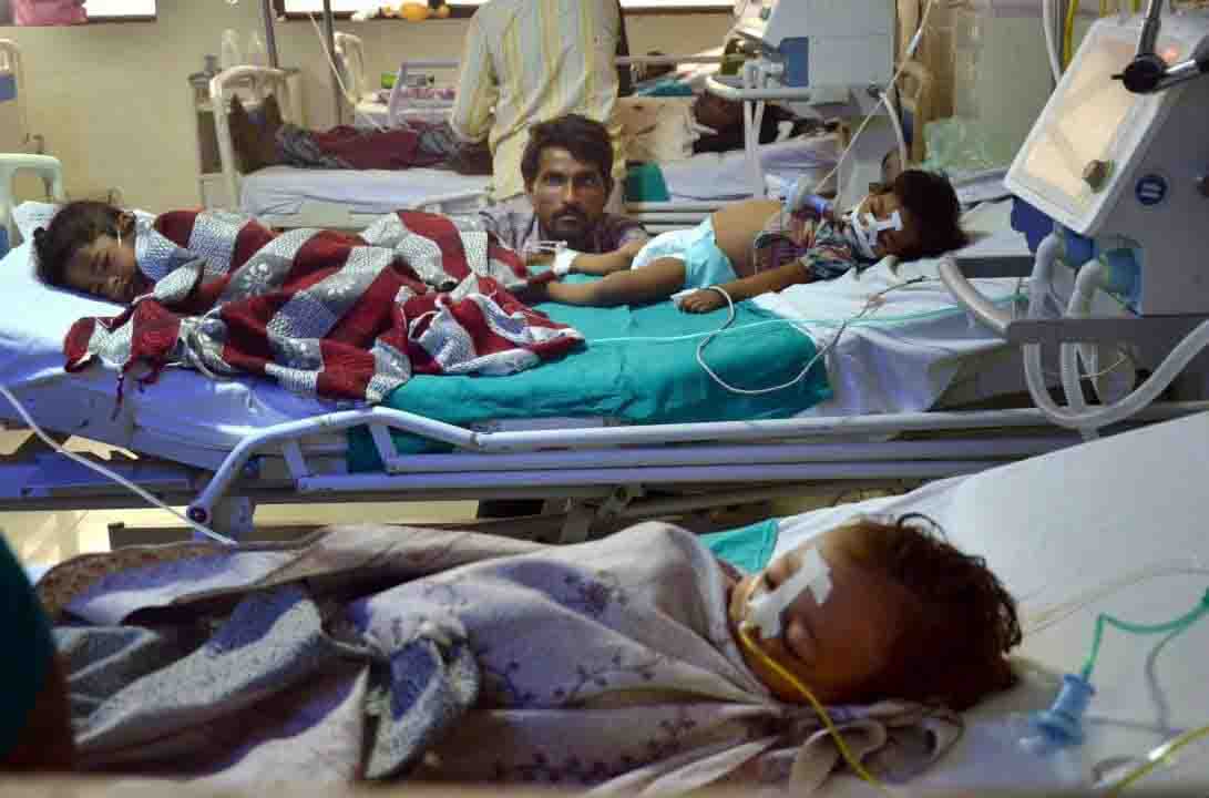 गोरखपुर के BRD अस्पताल में मासूम बच्चों की मौत का खेल जारी, 'जानलेवा अगस्त' में गईं 203 जानें