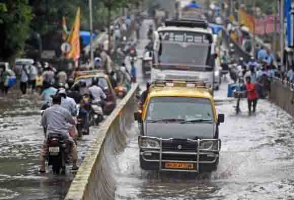 मुंबई में बारिश रुकने के बाद भी नहीं सुधरे हालात, आज भी भारी बारिश की चेतावनी