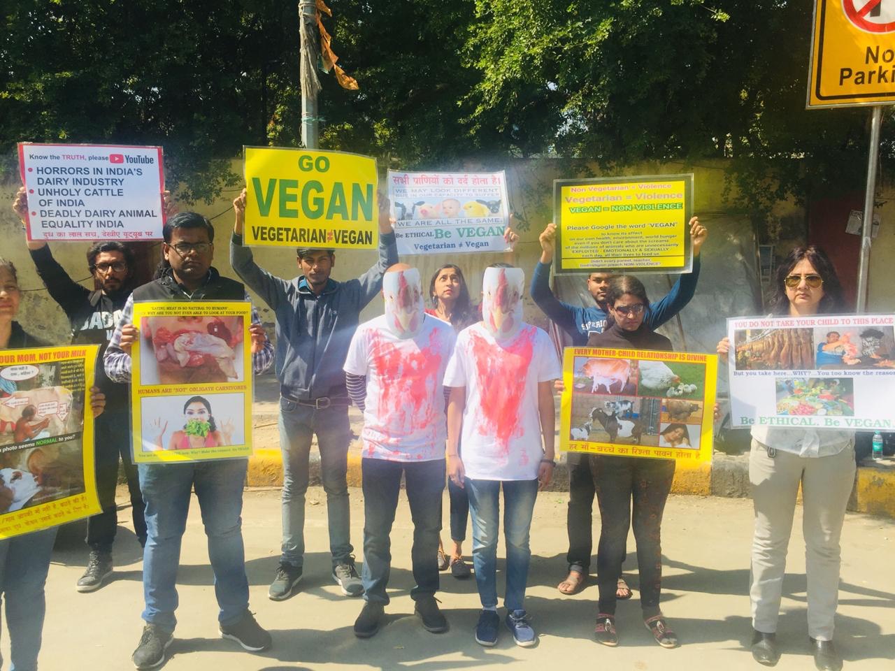 पशु अधिकार कार्यकर्ताओं ने सभी जानवरों के साथ न्याय एवं समान बर्ताव की मांग के लिए एक दिल दहला देने वाला प्रदर्शन आयोजित किया