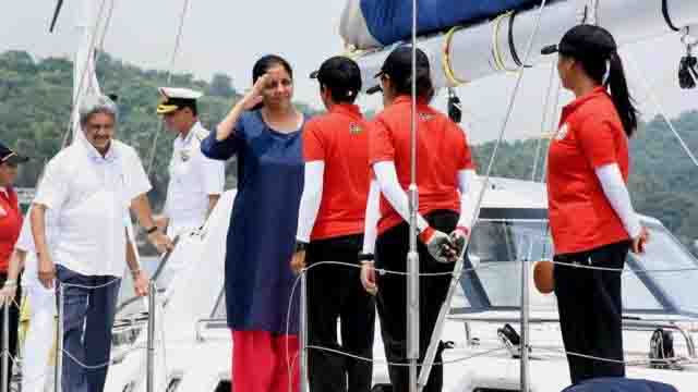 पृथ्वी की परिक्रमा लगाने वाले नौसेना के महिला दल को  निर्मला सीतारमण ने दिखाई हरी झंडी 