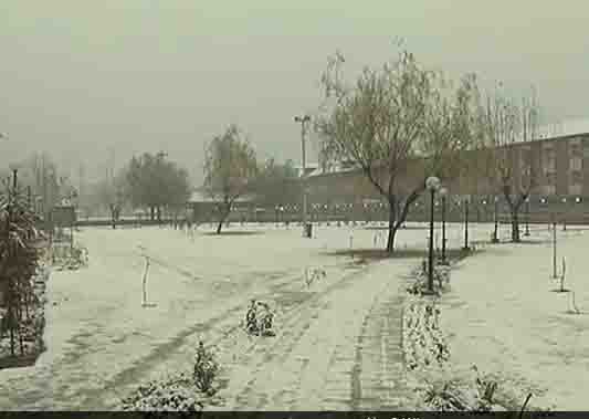 जम्मू-कश्मीर: श्रीनगर में मौसम की पहली बर्फबारी, नेशनल हाईवे बंद किया गया