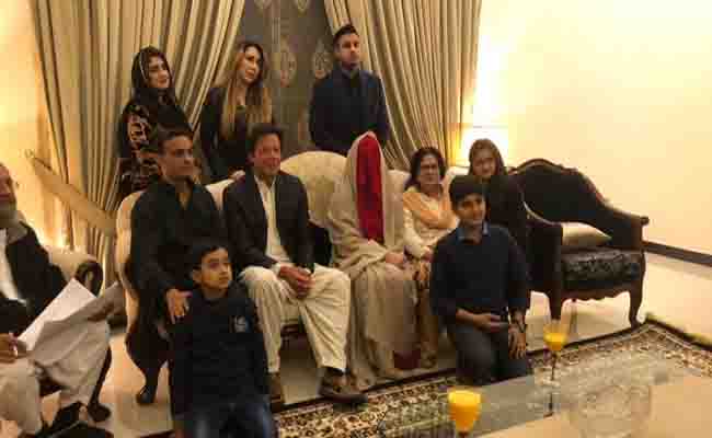 इमरान खान ने फिर की शादी , इनके साथ खाई शादी की कसमें