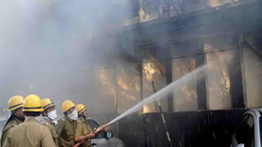 दिल्ली के गोदाम में लगी भीषण आग, गद्दों से भरा है गोदाम