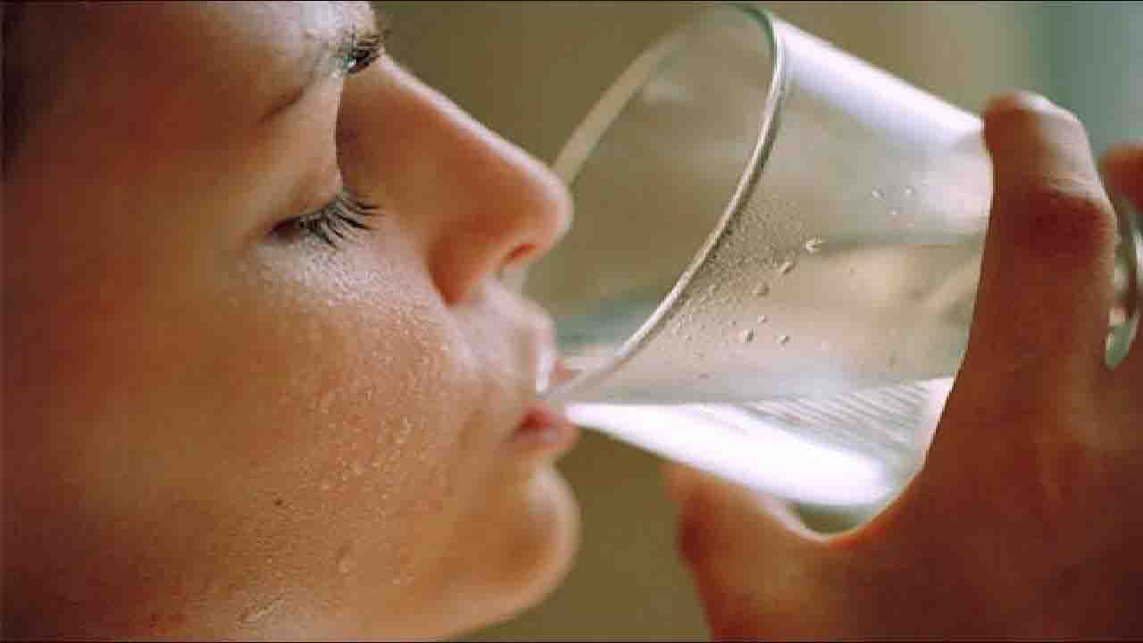 क्या होता है सुबह बासी मुंह गर्म पानी पीने से, जानकर हैरानी होगी आपको