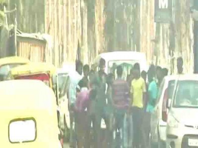 कोलकाता : एक्सीडेंट में दो छात्रों की मौत, गुस्साई भीड़ ने लगाई 2 बसों में आग