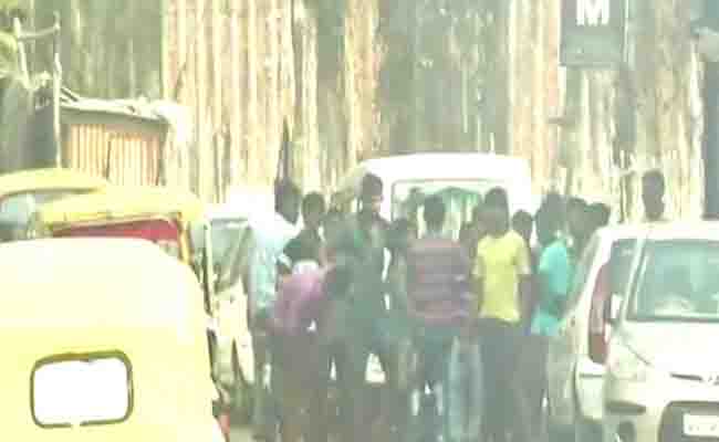 कोलकाता : एक्सीडेंट में दो छात्रों की मौत, गुस्साई भीड़ ने लगाई 2 बसों में आग