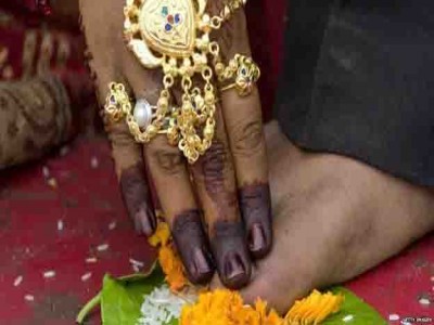 एनआरआई से शादी करने वाली महिलाएं परेशान, हर आठ घंटों में करती हैं घर फोन