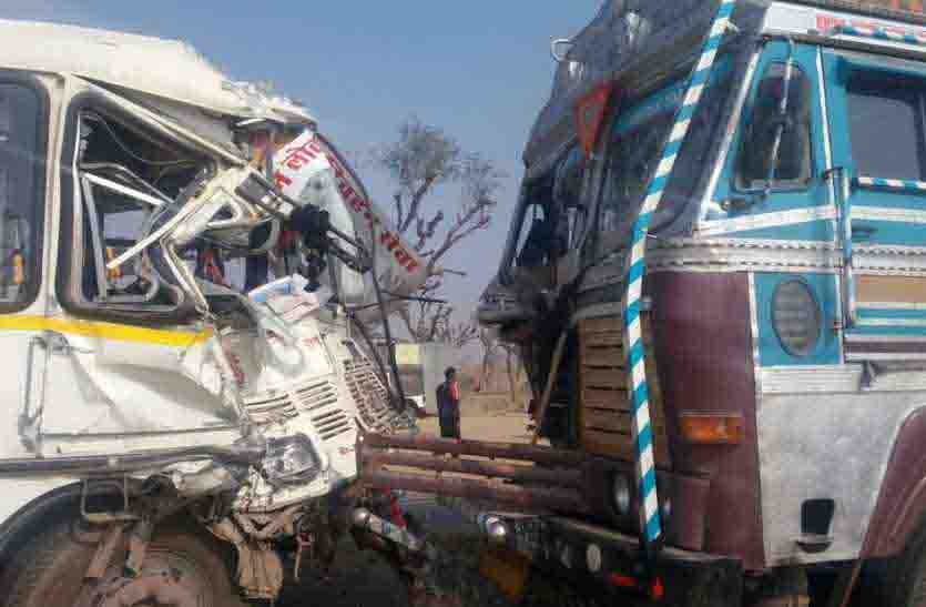 गुजरात : आपस में हुई दो वाहनों की भिड़ंत , पांच लोगों की हुई मौत