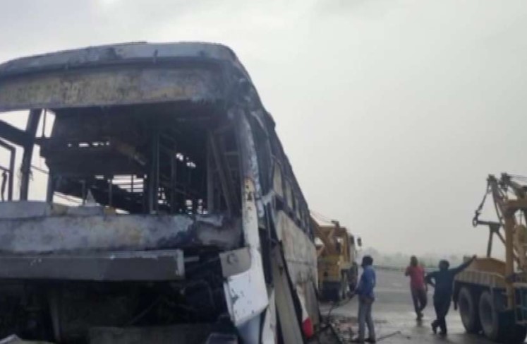 बिहार से गुजरात जा रही डबल डेकर बस में लगी आग, एक की मौत 3 घायल
