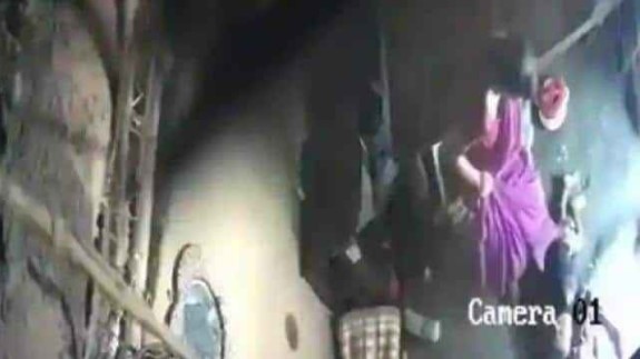 15 माह के बेटे का हाथ-पैर बांधकर बेरहमी से पीट रही थी मां, CCTV कैमरे में कैद हो गई हैवानियत