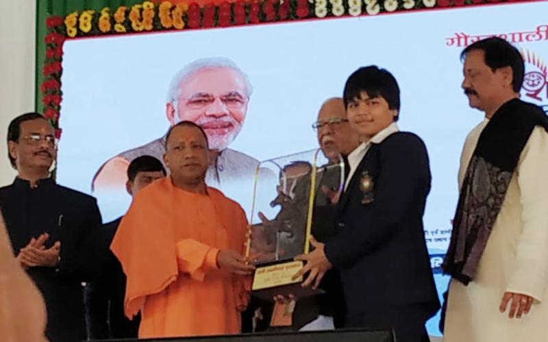 Images for CM_Yogi_honored_Divya_kakran_by_Rani_Lakshmi_Bai_Award1