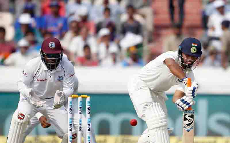 भारत का 8वां विकेट गिरा, कुलदीप आउट, होल्डर ने लिए 5 विकेट