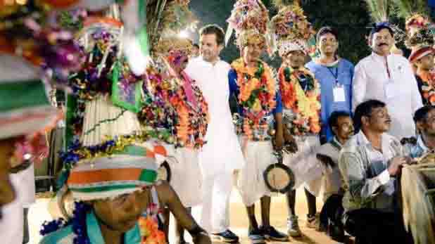 गुजरात चुनाव राहुल गांधी ने आदिवासियों संग किया डांस