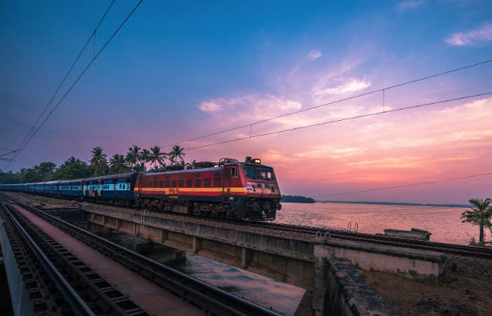 12 घंटे तय होगा दिल्ली से मुंबई और हावड़ा के बीच रेल का सफर