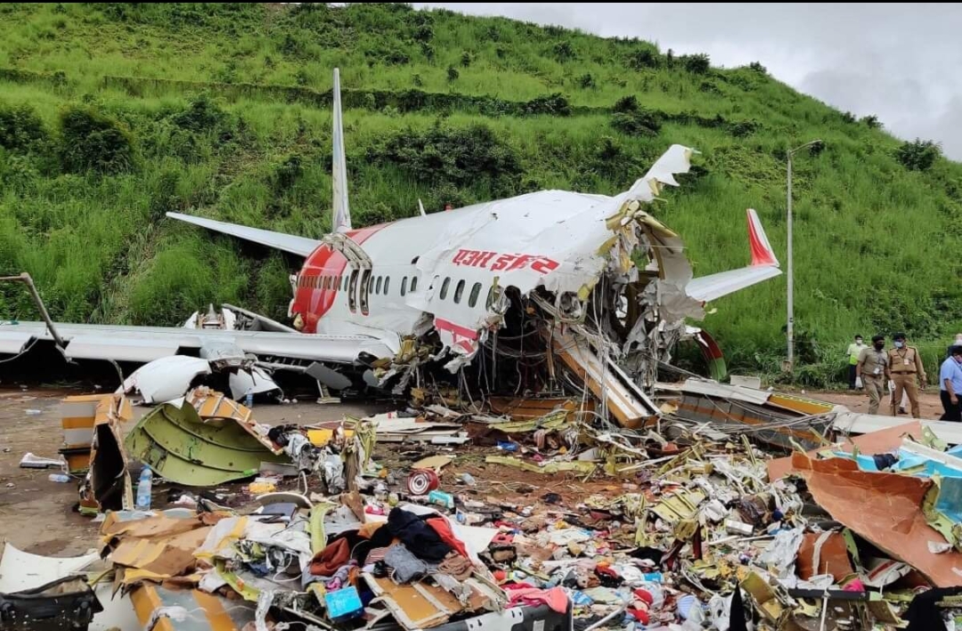 केरल: हादसे के शिकार विमान के दो यात्री कोरोना पॉजिटिव, राहत कार्य में लगे लोगों पर मंडराया खतरा