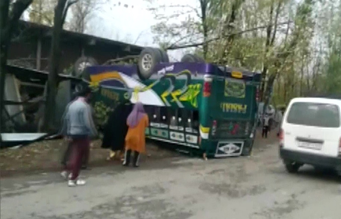 जम्मू-कश्मीर: कुपवाड़ा में तेज रफ्तार बस हुई दुर्घटना का शिकार; 20 लोग घायल