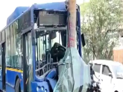 दिल्ली के राजौरी गार्डन इलाके में खंभे से टकराई यात्रियों से भरी DTC बस, ड्राइवर समेत 18 घायल