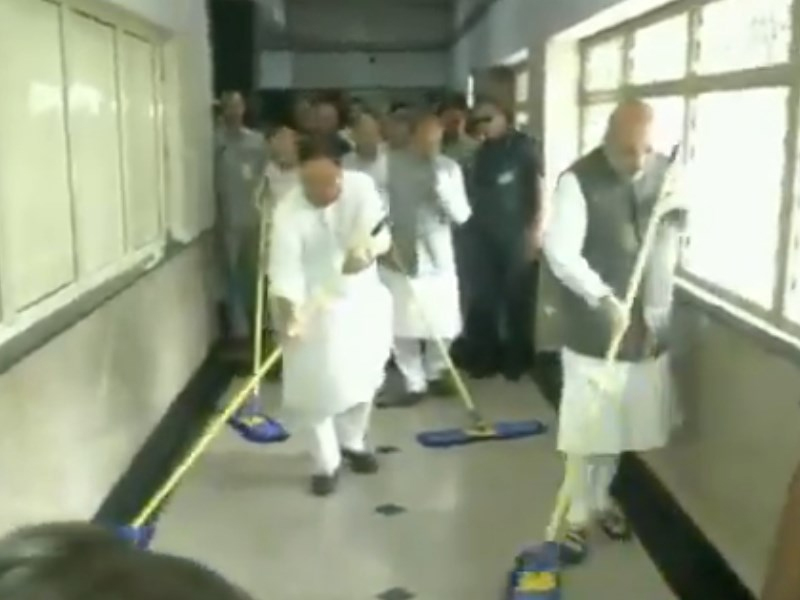 इस वजह से भाजपा अध्यक्ष अमित शाह ने किया AIIMS अस्पताल का फर्श साफ