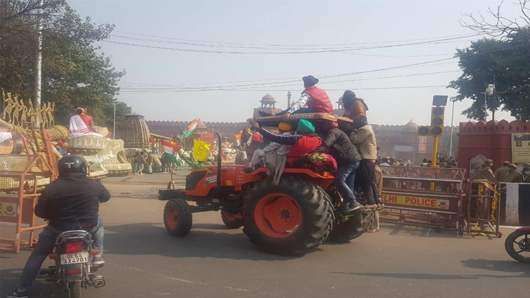 Kisan Tractor Rally Live: किसानों का दावा- पुलिस फायरिंग में : ITO पर एक शख्स की मौत