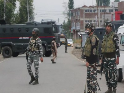 जम्मू-कश्मीर के पुलवामा में सुरक्षाबलों और आतंकवादियों के बीच मुठभेड़ में 1 आतंकी ढेर