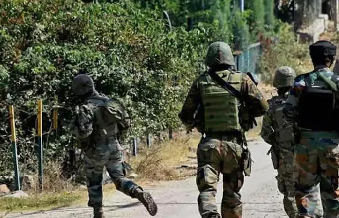जम्मू-कश्मीर के शोपियां में सुरक्षाबलों ने लश्कर के 3 आतंकियों को किया ढेर