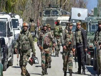 जम्मू-कश्मीर के कुलगाम में सेना ने मुठभेड़ में 5 आतंकियों को किया ढेर