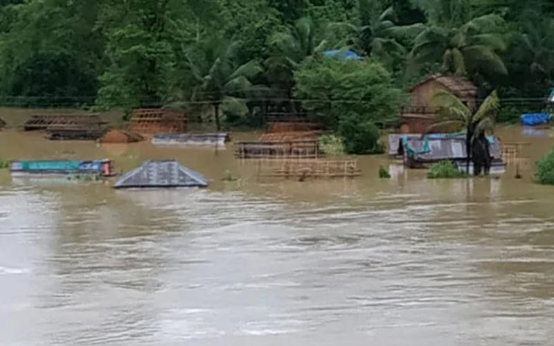 असम: 8 लाख से ज्यादा लोग बाढ़ से प्रभावित, खतरे के निशान से ऊपर बह रही नदियां
