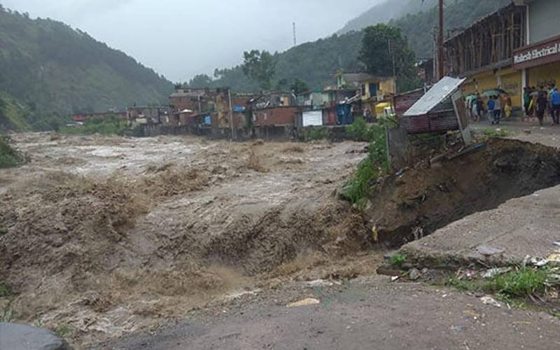उत्तर भारत में बारिश का कहर: हिमाचल-उत्तराखंड में दो दर्जन से ज्यादा की मौत, दिल्ली में बाढ़ की चेतावनी