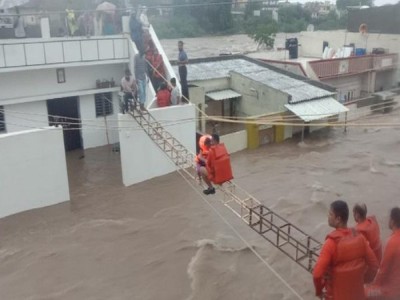 Flood in gujrat: जामनगर और राजकोट में भारी बारिश से बाढ़ के हालात