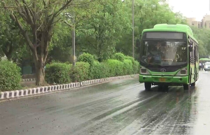 दिल्ली-NCR में बदला मौसम, तेज हवा संग झमाझम हो रही बारिश