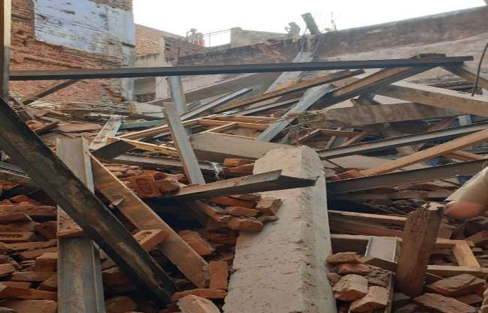 दिल्ली के बेगमपुर इलाके में घर की छत गिरने से चार लोग दबे, 2 की मौत
