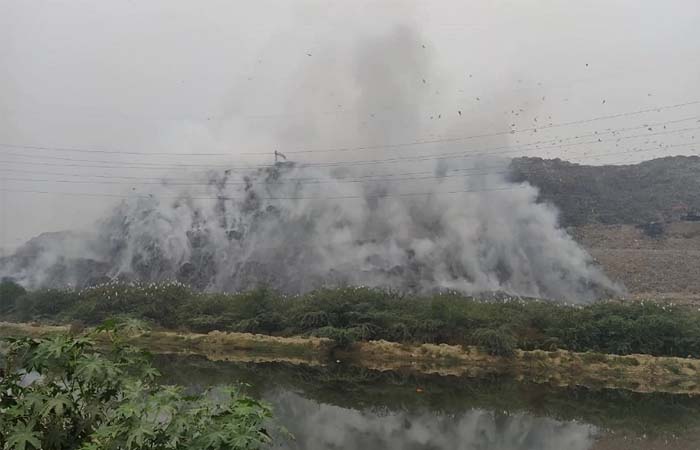 दिल्ली: गाजीपुर में कूड़े के पहाड़ में लगी भीषण आग, दमकल की गाड़ियां बुझाने में जुटीं