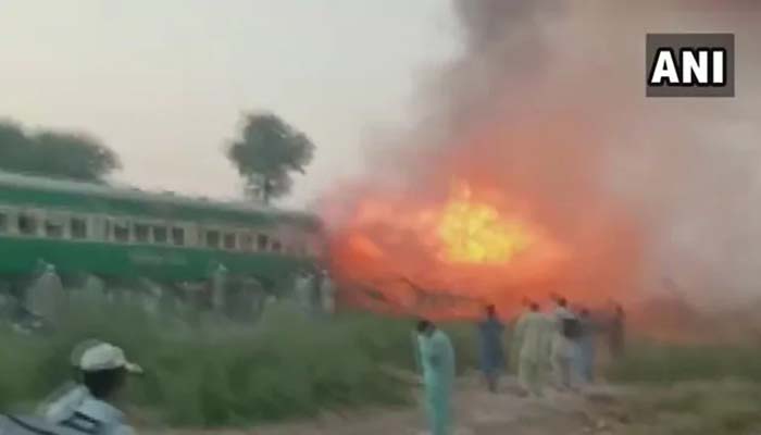पाकिस्तान ट्रेन ब्लास्ट : रेल मंत्री ने गैस सिलेंडर फटने को बताया हादसे की वजह, प्रत्यक्षदर्शी ने कहा - झूठ बोल रहे हैं...