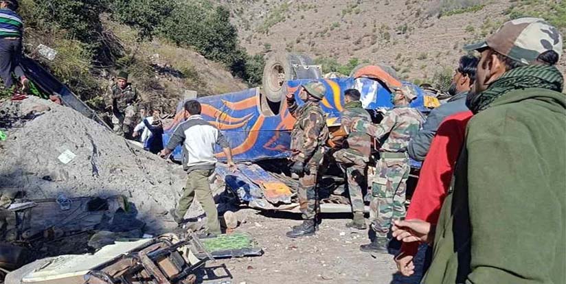 जम्मू कश्मीर के डोडा में खाई में गिरी मिनी बस , 10 लोगों की मौत, कई घायल