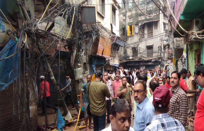 दिल्ली के लाहौरी गेट इलाके में गिरी बिल्डिंग, एक बच्ची की मौत
