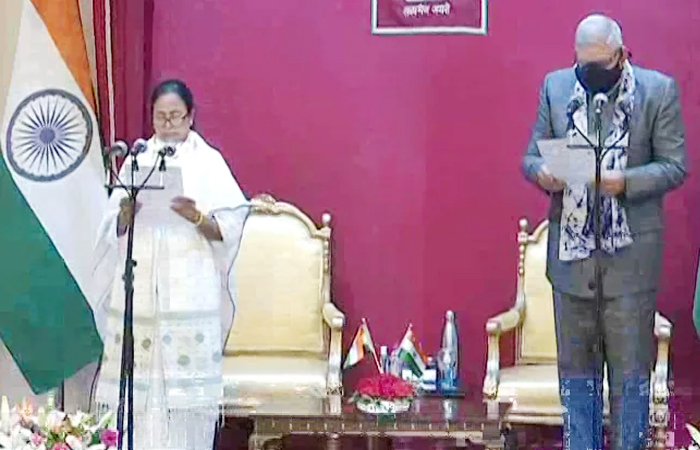 ममता बनर्जी ने तीसरी बार ली बंगाल के सीएम पद की शपथ