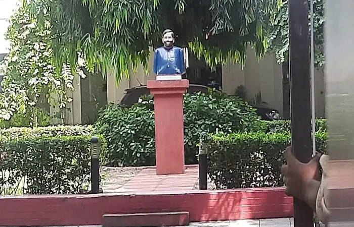 दिल्ली: 12 जनपथ स्थित बंगले में चिराग ने लगाई पिता रामविलास पासवान की प्रतिमा 