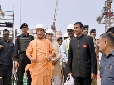कैबिनेट मीटिंग से पहले CM योगी आदित्यनाथ ने हनुमानगढ़ी में की पूजा