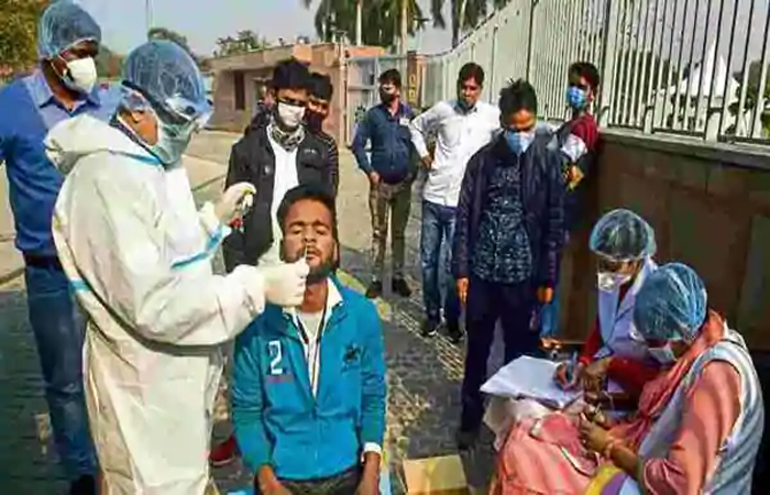 COVID-19 in India: 24 घंटे में देश में कोरोना के 18,855 नए केस आए सामने, 163 लोगों ने तोड़ा दम