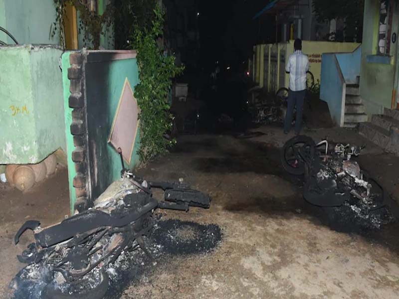 तमिलनाडु: दो गुटों में हिंसक झड़प, 25 नावों और कई घरों में लगाई आग