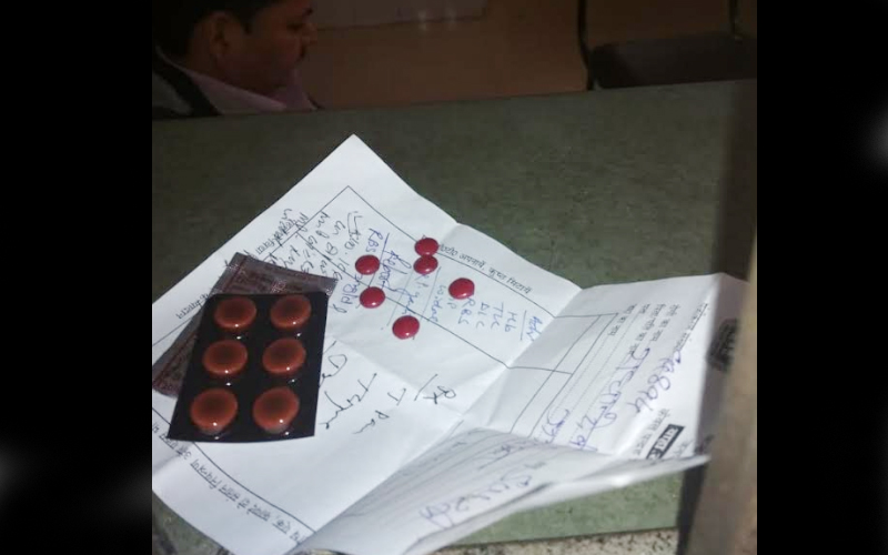 समुदायिक स्वास्थ्य केंद्र जगदीशपुर मे मरीजों को हाथ में दी जाती है खुली दवाएं