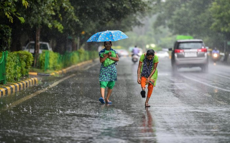 Delhi Heat Wave: जानें कब मिलेगी दिल्ली वालों को गर्मी से राहत, इस दिन दे सकती है मानसून दस्तख