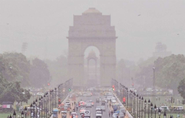 Weather Update: ठंड के साथ प्रदूषण ने ढाया दिल्ली वालों पर कहर, AQI 322 के पार