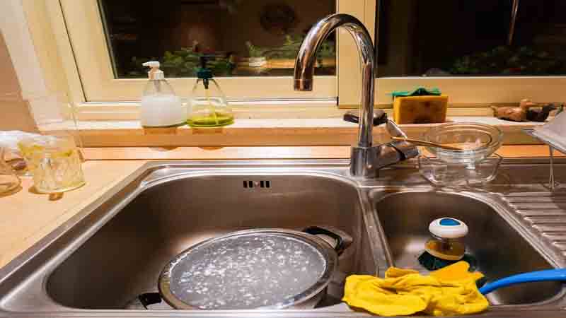 अगर अपनी रसोई में नहीं कर रहे हैं इन चीजों की सफाई तो दे रहें है खतरों को दावत 