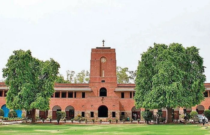 वीर सावरकर और सुषमा स्वराज पर रखे जाएंगे नए कॉलेज के नाम- दिल्ली यूनिवर्सिटी