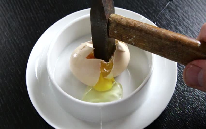 यहां अंडे तोड़ने के लिए हो रहा है हथौड़ी का इस्तेमान, जानें वायरल वीडियो की पूरी सच्चाई