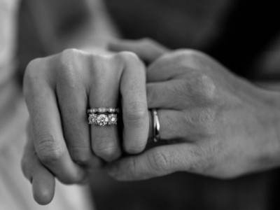 क्या आप जानते है की शादी की अंगूठी बाई हाथ की तीसरी उंगली में क्यों पहनते हैं