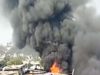 मुंबई के घाटकोपर में गोदाम में लगी भीषण आग, मौके पर पहुंची 8 दमकल