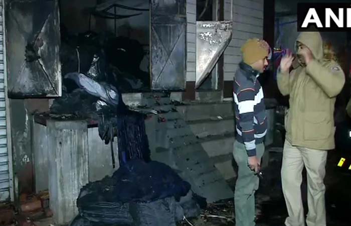 दिल्ली: कपड़े के गोदाम में लगी आग, 9 लोगों की मौत और 3 घायल
