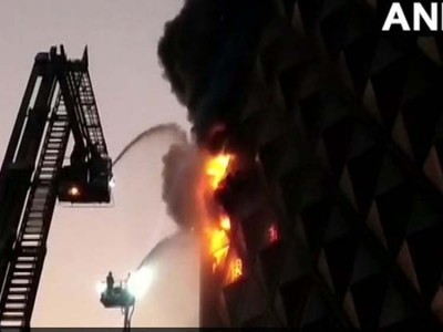 गुजरात: सूरत के रघुवीर मार्केट में लगी भयानक आग, फायर ब्रिगेड की 50 गाड़ियां कड़ी मशक्कत में